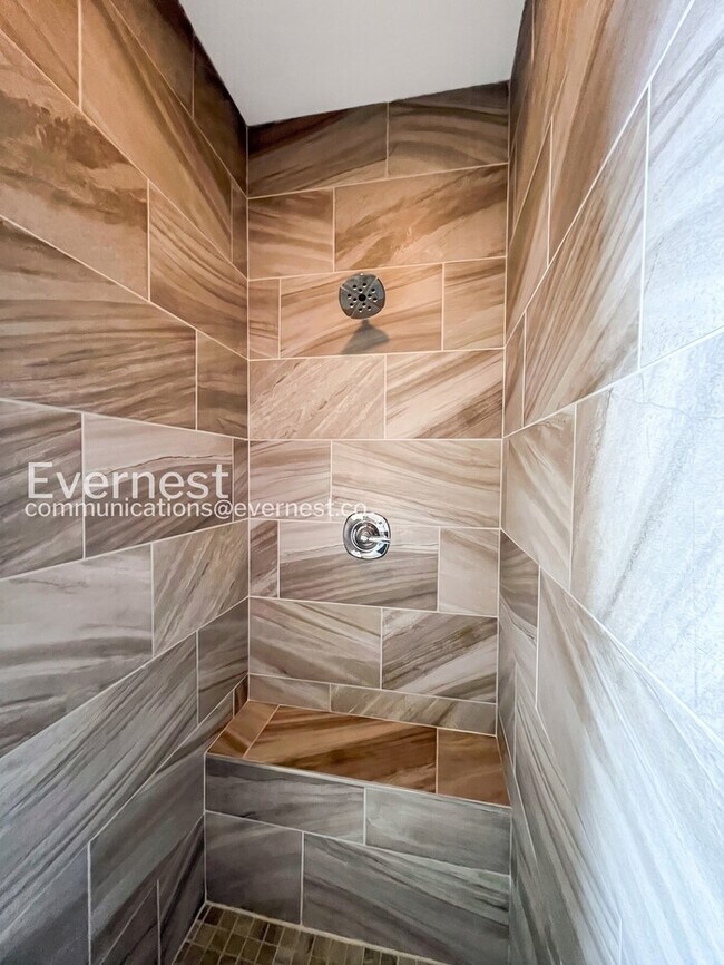 Building Photo - Spacious 3-Bed/3.5 Bath Townhome/ Available Now!