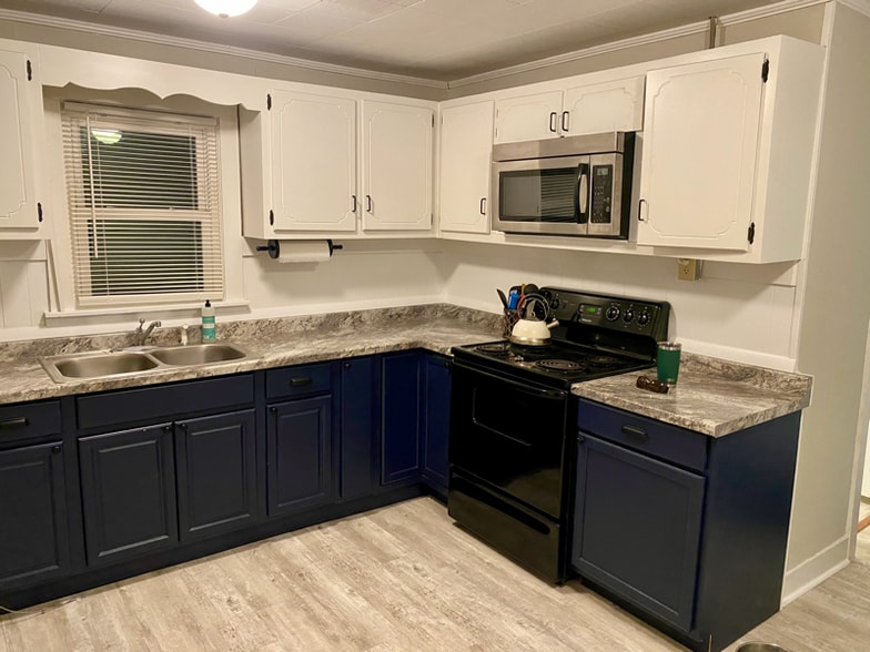 Building Photo - 740 Sunset Dr