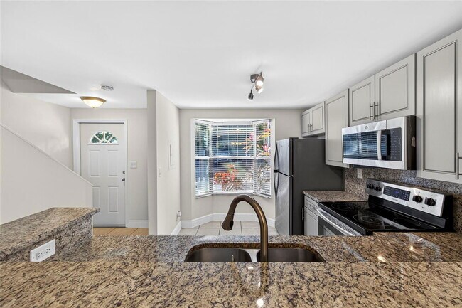 Building Photo - 1921 NE 15th Ave