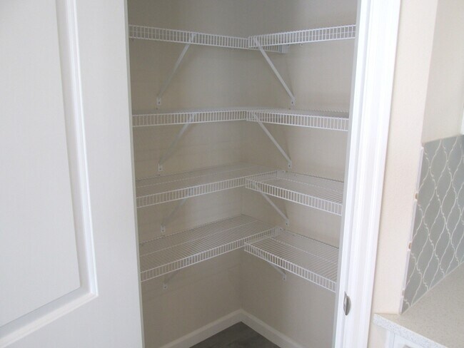 Building Photo - $500 off 1st month! New carpet, hardwoods, quartz counters, 5 Br 2.5 bth  fenced yard, walk to park!