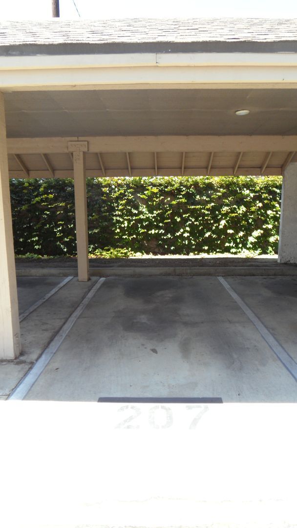 Building Photo - 10520 Lakeside Dr N