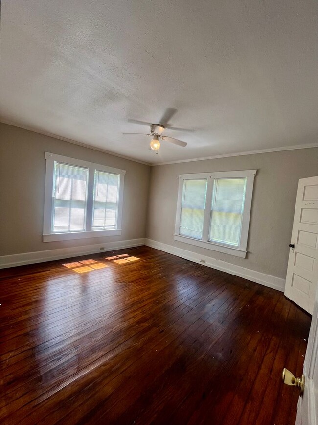 Building Photo - 2 Bed/1 Bath House