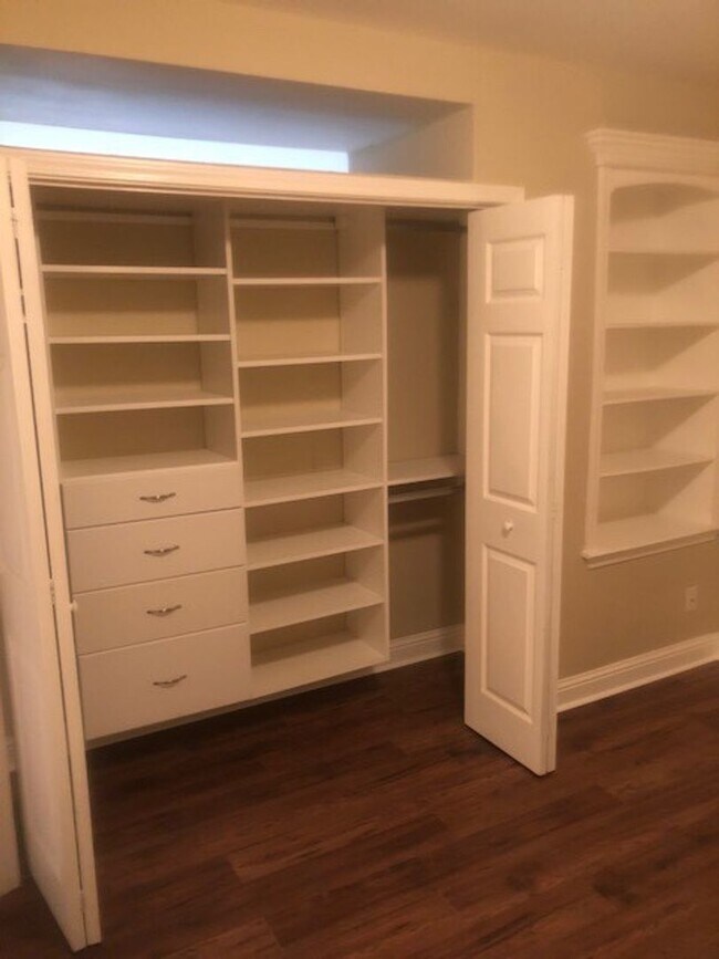 Building Photo - 6980 Roswell Rd