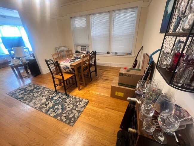 Building Photo - Lovely and Very Large Ravenswood Manor 1 BR