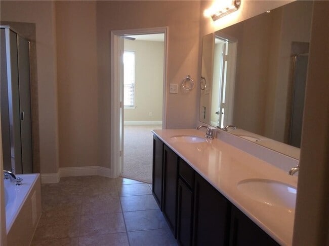 Building Photo - 10309 Hidden Haven Dr