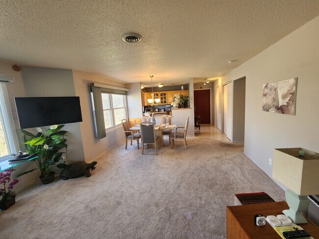 Building Photo - 701 E Lowe Ave