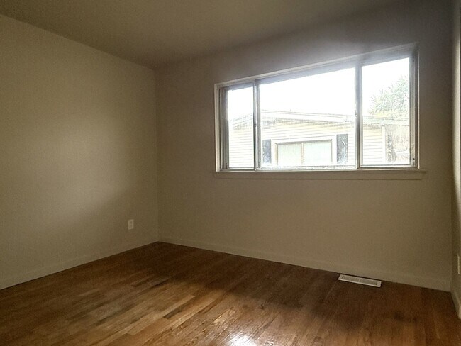 Building Photo - Florissant - 3 Bed 1-1/2 Bath with Partial...