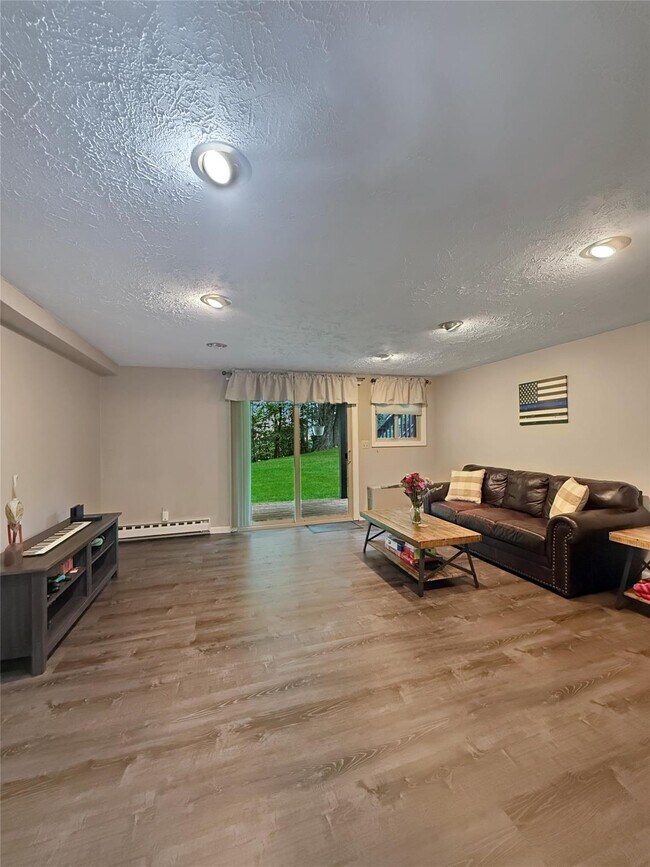Building Photo - 1806 Village Dr