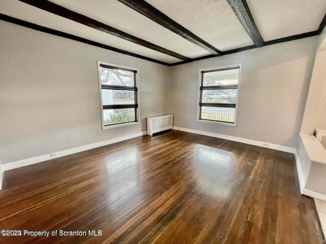 Building Photo - 304 E Elm St