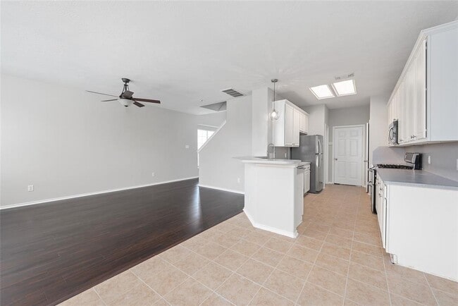 Building Photo - 14425 Rosehedge Ct