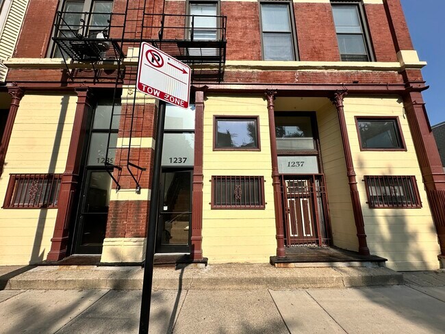 Building Photo - 1237 N Noble St