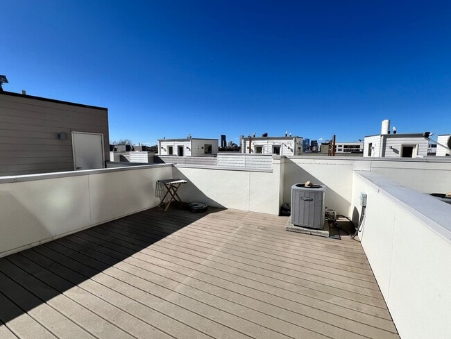 Building Photo - Luxury Slot-Style Town Home in the Heart of RiNo
