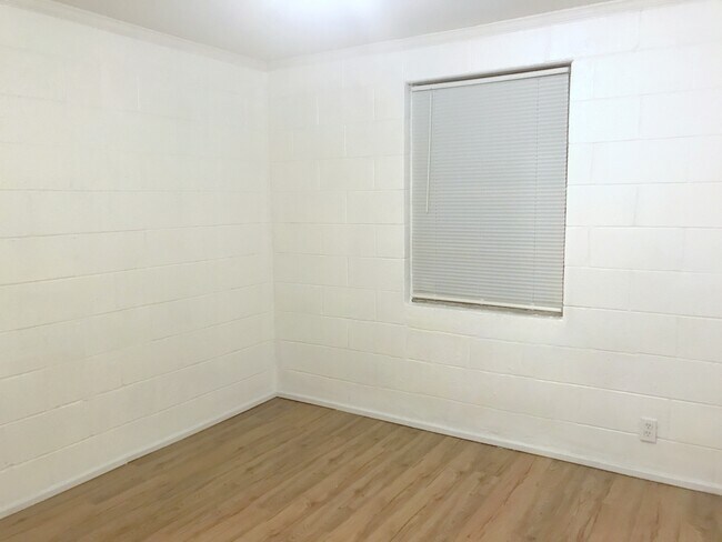 Building Photo - 219 S 7th St