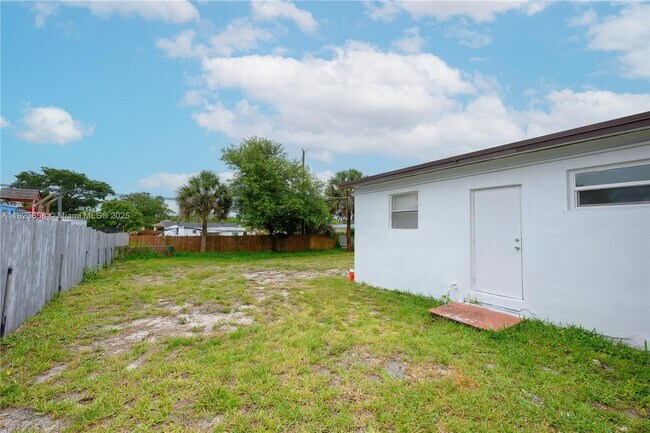 Building Photo - 290 NW 29th Ave