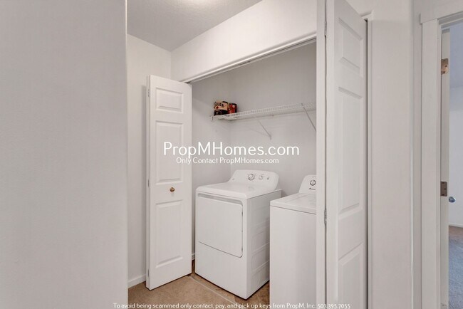 Building Photo - Spacious Townhome in Tanasbourne!