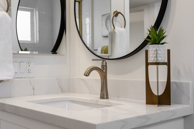 Building Photo - 212 Orange St