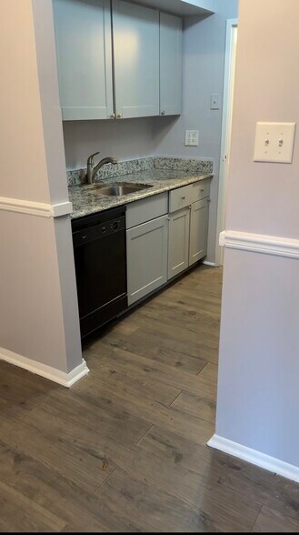 Building Photo - 611 Painters Xing