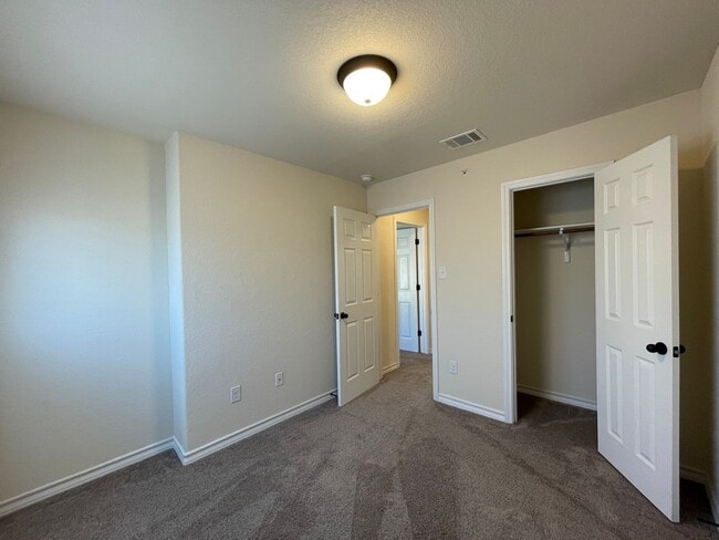 Building Photo - Town home for rent