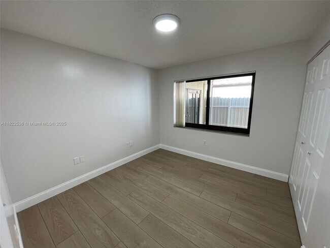 Building Photo - 1727 SW 136th Pl