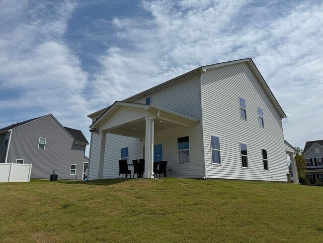 Building Photo - Never loved in Model Homes