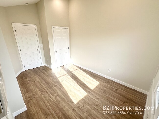 Building Photo - Light-Filled Renovated 2Bed 1Bath In Prime...