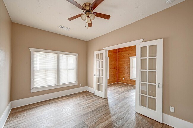 Building Photo - 406 Woodward St