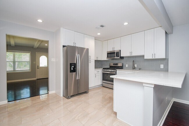 Building Photo - 5209 De Milo Dr