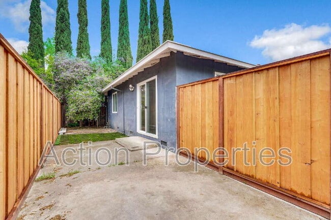 Building Photo - 681 S 13th St