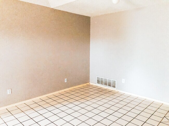 Building Photo - 6104 7th Dr
