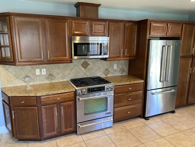 Building Photo - Charming 3 bdrm / 2 bath Home, Minutes fro...