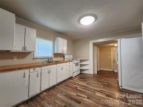 Building Photo - 121 Willow Ln NW