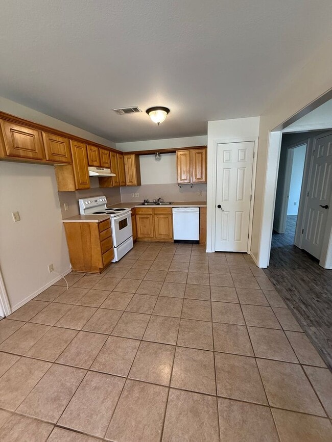 Building Photo - 3 Bed 2 Bath House With 2 Car Garage.