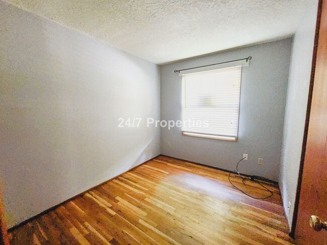 Building Photo - 3BD I 1BA + Bonus Room - Milwaukie, OR