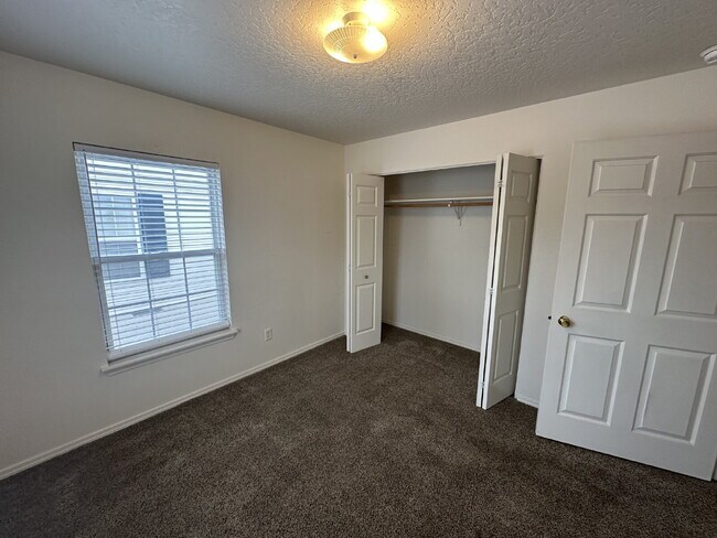 Building Photo - "Charming 2-Bed Retreat with Spacious 1000 sqft Layout in Nampa's Heart!"
