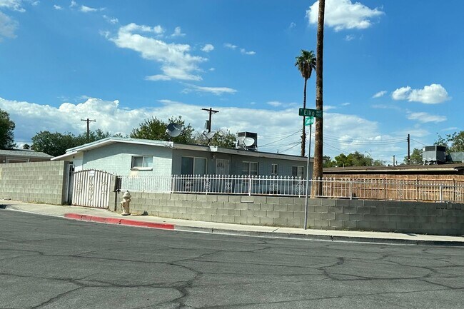 Building Photo - 3 BEDROOMS 2 BATHROOMS HOUSE AVAILABLE FOR...