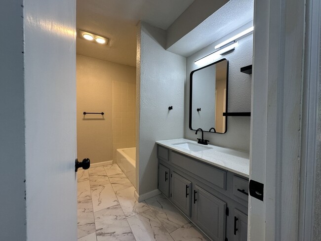 Building Photo - 8915 N Rockwell Dr