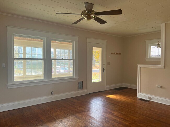 Building Photo - SINGLE FAMIKY FOR RENT IN MAPLEWOOD LOCATION !