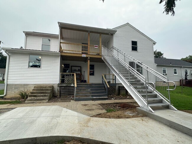 Building Photo - 220 Rosedale Ave