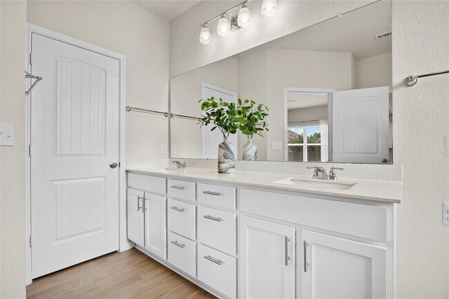 Building Photo - 2413 Star Hl Rnch St