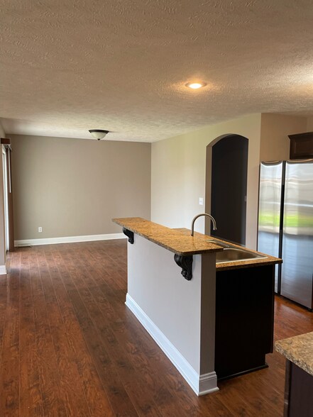 Building Photo - 485 E Whitethorn Dr