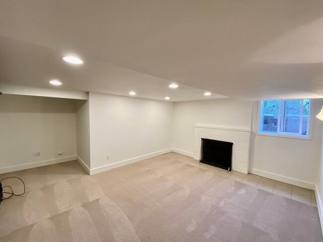 Building Photo - 4802 NE 45th St