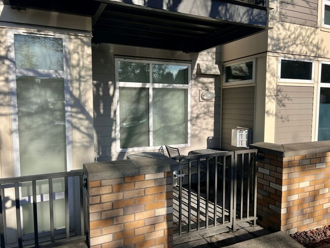Building Photo - Semi-Furnished Kirkland Central Condo