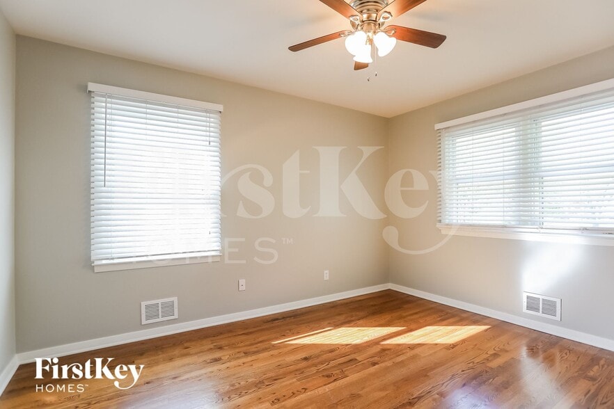 Building Photo - 8925 Grandview Dr