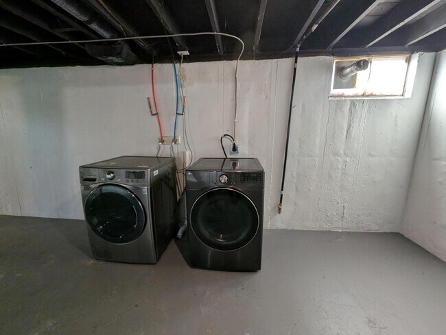 Building Photo - House on Hedge