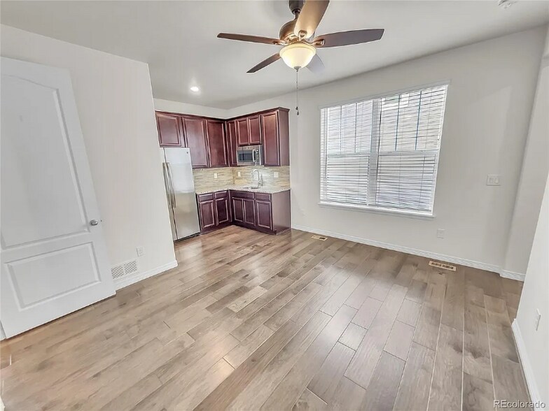 Building Photo - 14880 Chicago St