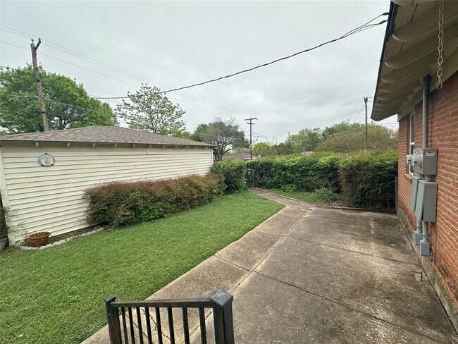 Building Photo - 1771 Mariposa Dr