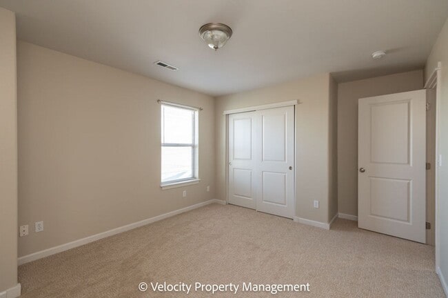 Building Photo - 1530 NW Hickory Pl