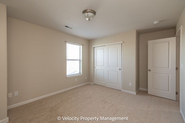 Building Photo - NW Redmond Townhome - Recently Remodeled with all new flooring and paint!