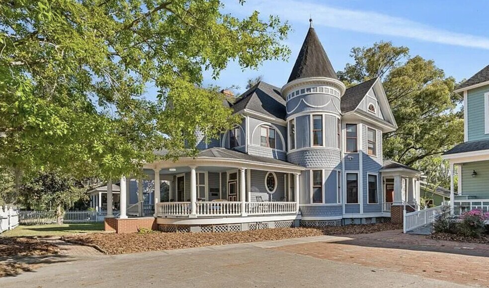 Building Photo - 205 SE 7th St