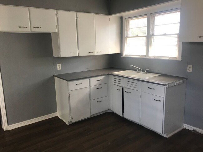 Building Photo - Handyman Special $0 First Month's Rent / “You fix, you SAVE BIG!!” Contact Mayshell for details: ...